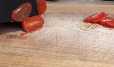 小番茄洗净后切成五片