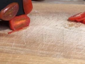 小番茄洗净后切成五片