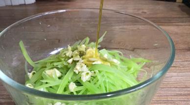 淋入莴笋丝的蒜末上面