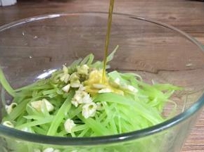 淋入莴笋丝的蒜末上面