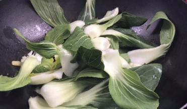 开大火，倒入上海青，快速翻炒至断生