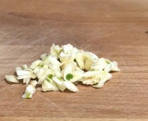 大蒜去皮后切末