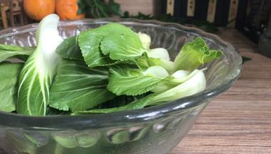 将上海青掰开，去根