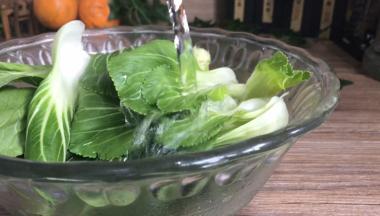 冲洗干净，沥水备用