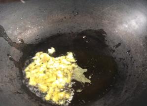 锅烧热油，放入蒜末爆香