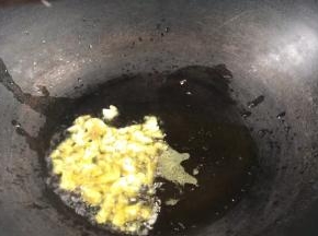 锅烧热油，放入蒜末爆香