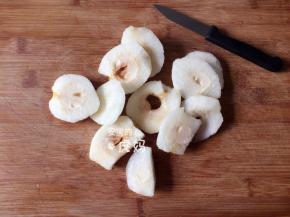 香梨去皮去核切片；