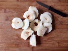 香梨去皮去核切片；