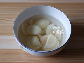 放在淡盐水中浸泡片刻，这样可以避免氧化；