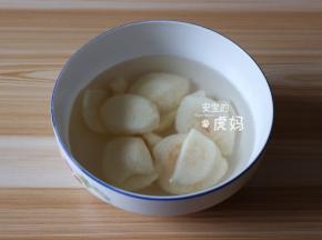 放在淡盐水中浸泡片刻，这样可以避免氧化；