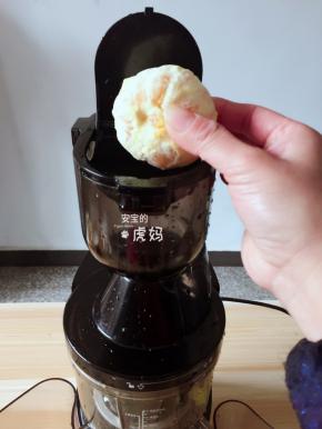 麻阳冰糖橙去皮整个从原汁机的大口径里塞入；