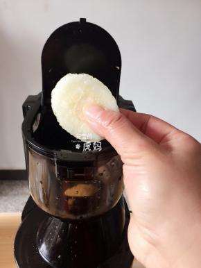 启动开关开始榨汁后，依次放入剩余的2个橙子，然后再把梨片全部放进去；