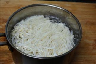 烧开适量水，水成沸腾状态时，放入金针菇，用筷子拌匀，焯水30秒钟左右快速捞起