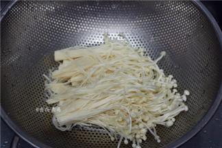 切去金针菇头部，泡洗干净，捞起沥干水