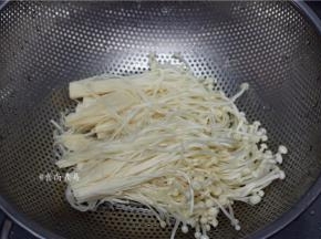 切去金针菇头部，泡洗干净，捞起沥干水