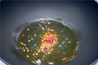 烧热锅，倒入少许香油，将辣椒粉炒香后关火