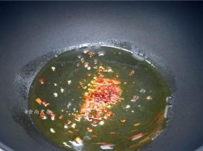 烧热锅，倒入少许香油，将辣椒粉炒香后关火