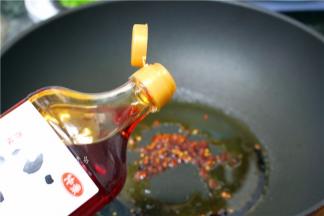 调入辣椒红油和苹果醋