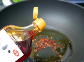 调入辣椒红油和苹果醋