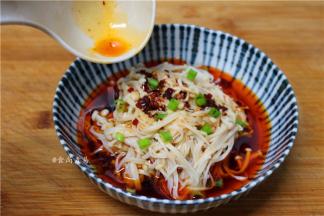 拌匀后，舀起淋在金针菇上面，撒点葱花即可