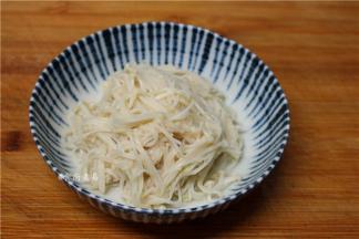 放进碗里，接下来做凉拌汁料