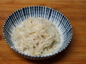 放进碗里，接下来做凉拌汁料