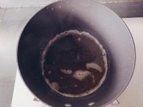 把黄油加热至茶色，关火