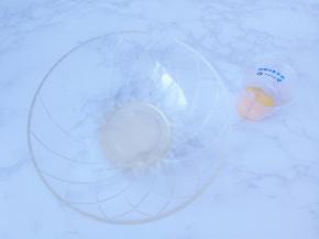 鸡蛋蛋清分离，取蛋白备用