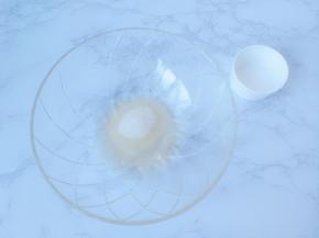 在蛋白盆中加入白砂糖