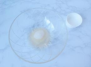 在蛋白盆中加入白砂糖