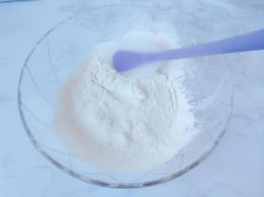 筛入低筋面粉和杏仁粉，均匀翻拌至无干粉