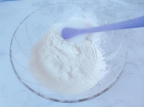 筛入低筋面粉和杏仁粉，均匀翻拌至无干粉