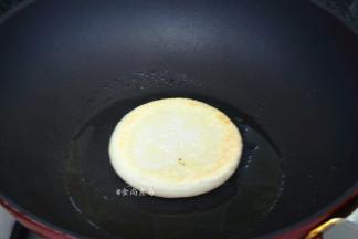 将糯米糍粑煎成两面焦黄色；