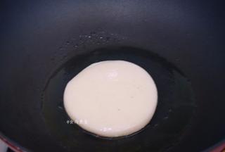 烧热锅，倒入少许油，放入糍粑；