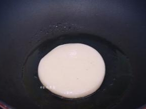 烧热锅，倒入少许油，放入糍粑；