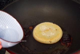 倒入小半碗清水；