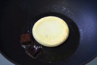 此时加入红糖块；