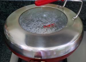 遮上锅盖，煎焗2分钟左右；