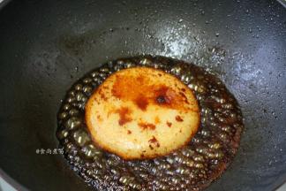 煮至红糖溶化，糍粑柔软，铲起装盘，淋上蓝莓酱即可。