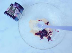 加入适量的玫瑰酱均匀翻拌即可