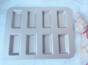 把面糊装入裱花袋里，挤入费南雪的烤盘里