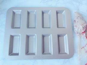 把面糊装入裱花袋里，挤入费南雪的烤盘里