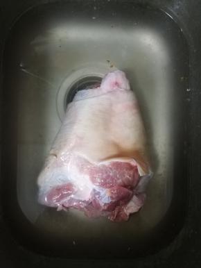 我这个肘子毕竟干净，没有毛。所以我就只是简单的清洗。