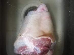 我这个肘子毕竟干净，没有毛。所以我就只是简单的清洗。