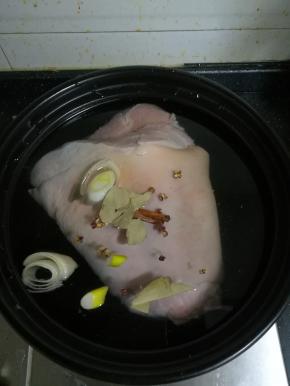 砂锅放入清水，没过肘子。加入大葱，香叶，桂皮，八角，花椒。然后加入料酒。大火烧开。