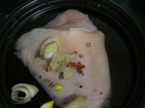 砂锅放入清水，没过肘子。加入大葱，香叶，桂皮，八角，花椒。然后加入料酒。大火烧开。