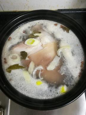 水开以后，水面都有浮沫，撇掉浮沫。