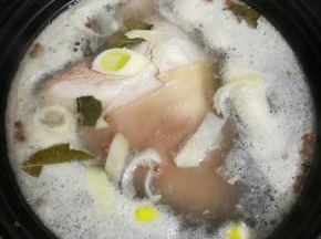 水开以后，水面都有浮沫，撇掉浮沫。