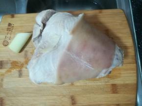 肘子捞出，晾凉。