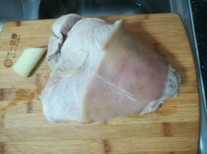 肘子捞出，晾凉。